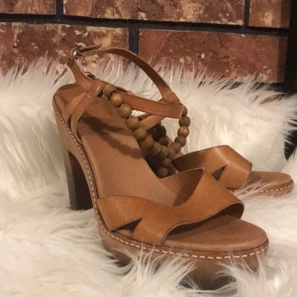 Ugg Namia Beaded Platform Sandal // 10